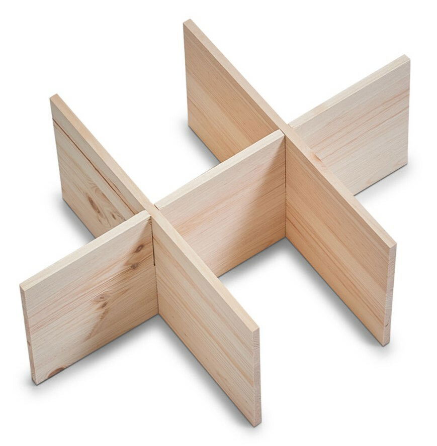 Holzkreuz aus sechs Brettern, perspektivisch von oben fotografiert.