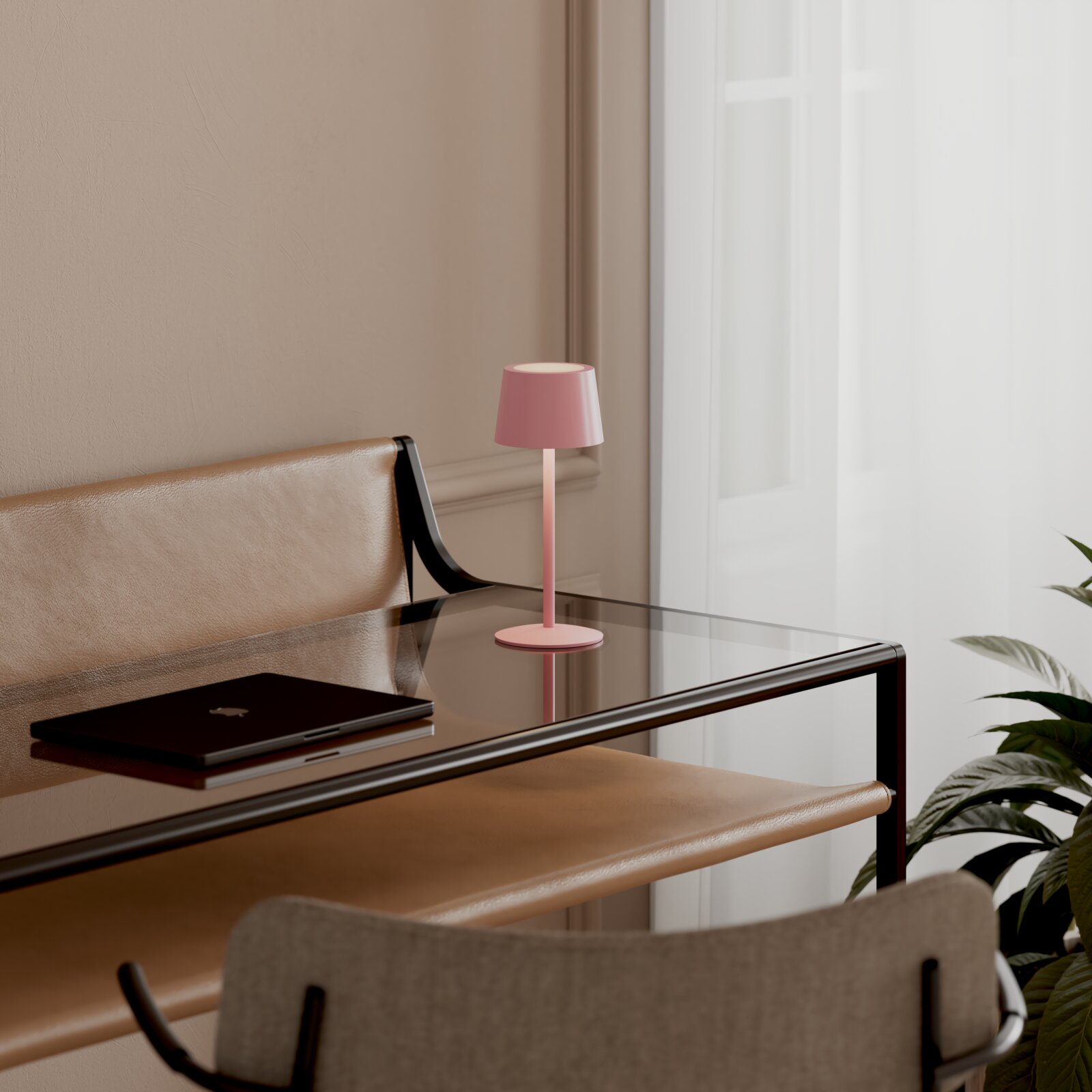 Rosa, minimalistische Tischlampe mit zylindrischem Schirm auf Glas-Schreibtisch neben Laptop, Perspektive: leicht erhöhte Frontansicht.