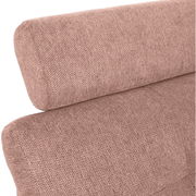 Nahaufnahme einer strukturierten, rosafarbenen Polsterung mit Fokus auf die Rückenlehne eines Sofas.