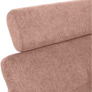 Nahaufnahme einer strukturierten, rosafarbenen Polsterung mit Fokus auf die Rückenlehne eines Sofas.