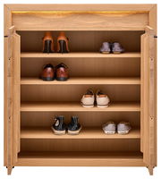 Schuhschrank aus Holz mit offenen Türen, gefüllt mit verschiedenen Schuhen, frontal betrachtet.