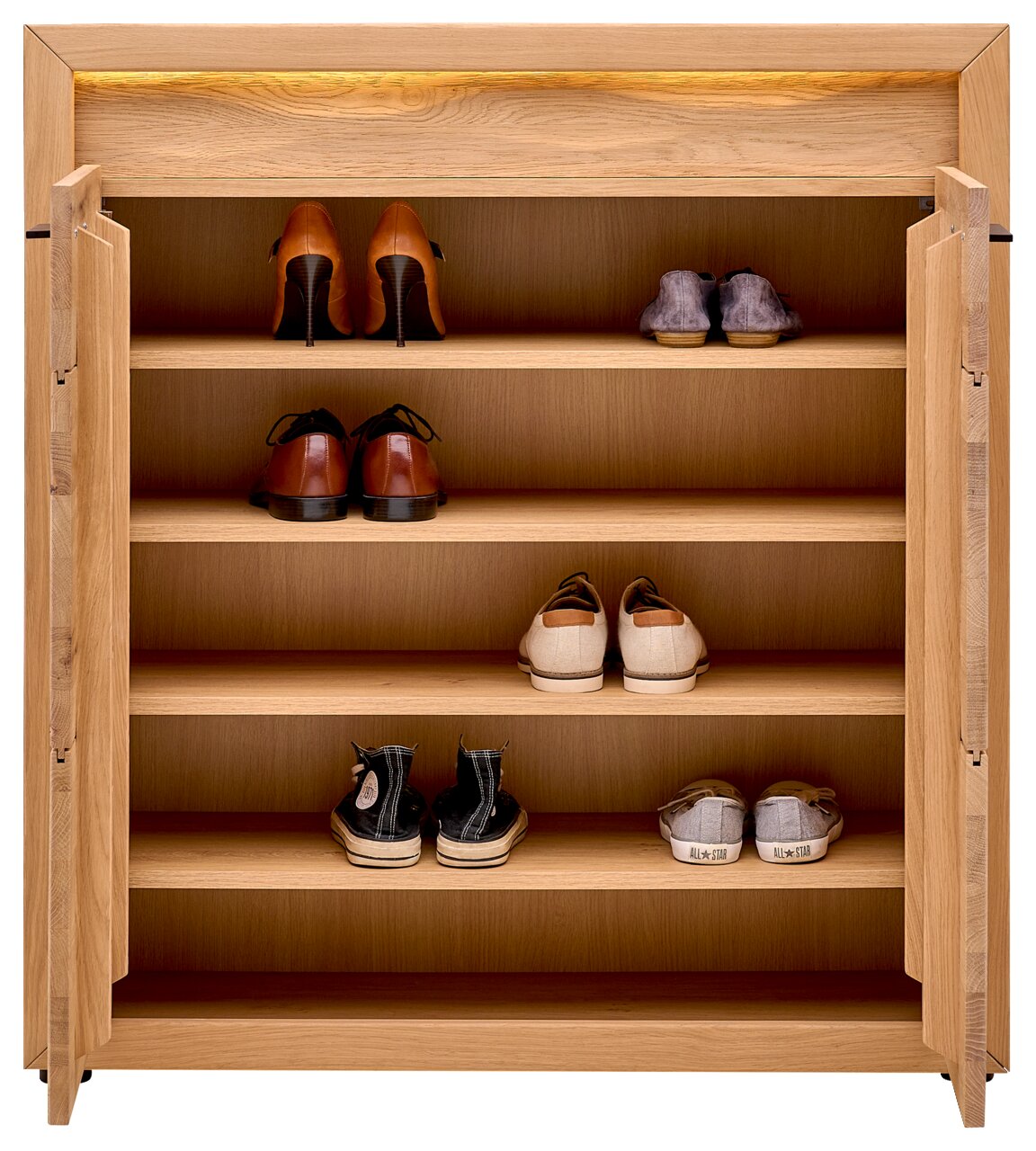 Houten schoenenkast met open deuren, gevuld met verschillende schoenen, gezien vanaf de voorkant.