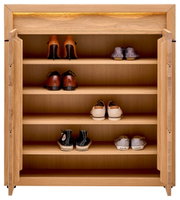 Houten schoenenkast met open deuren, gevuld met verschillende schoenen, gezien vanaf de voorkant.
