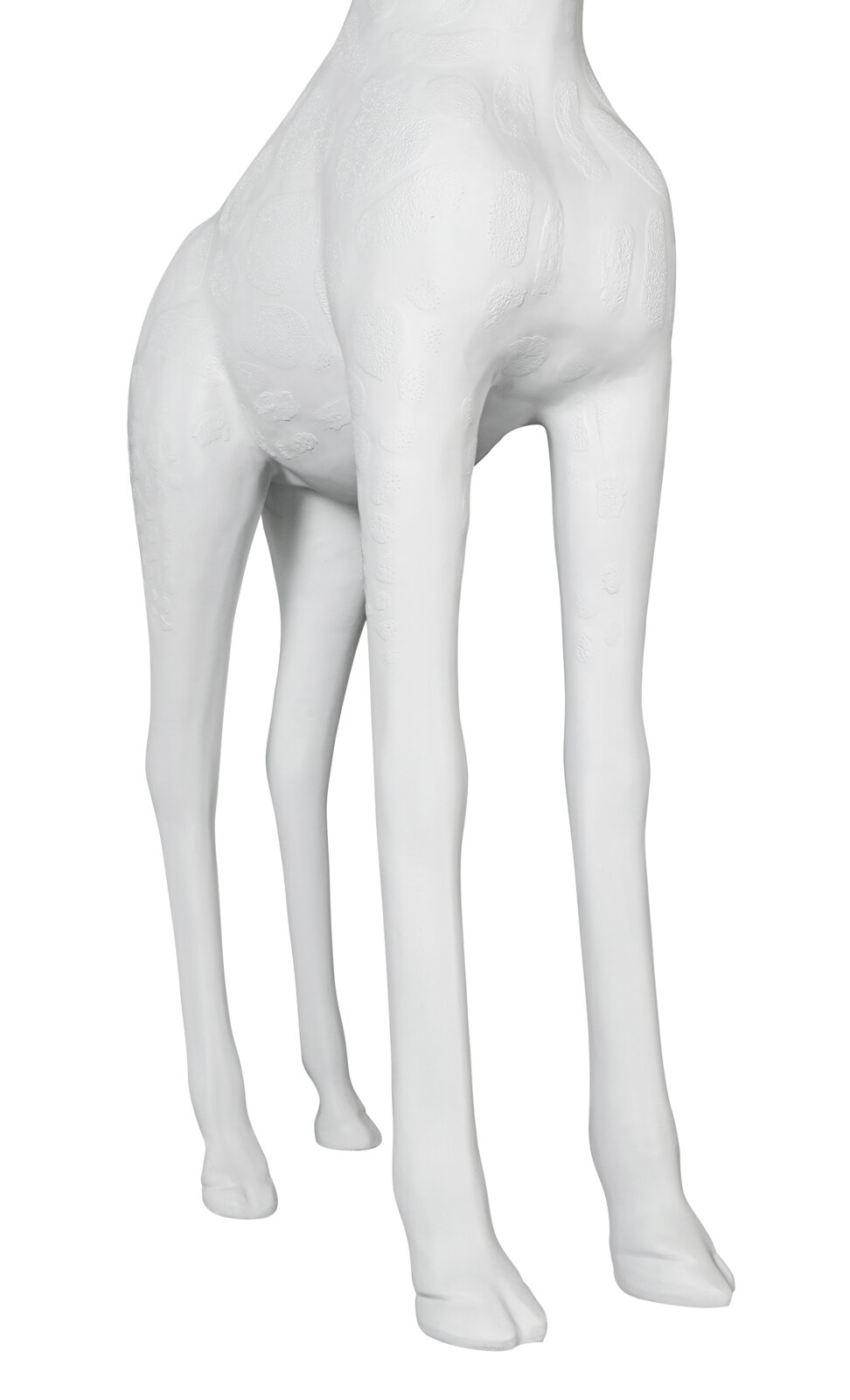 Weiße Giraffenfigur mit geprägtem Fleckenmuster, Detailansicht der Beine und des Rumpfs in leichter Frontansicht auf weißem Hintergrund.