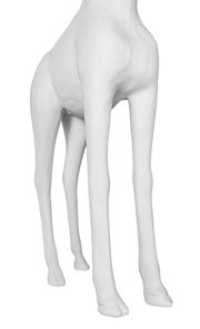 Weiße Giraffenfigur mit geprägtem Fleckenmuster, Detailansicht der Beine und des Rumpfs in leichter Frontansicht auf weißem Hintergrund.