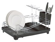 Geschirrabtropfständer mit Tellern, Gläsern und Besteck, seitliche Perspektive