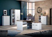 Moderner Büroraum mit Eckschreibtisch und mehreren Aktenschränken in einer stilvollen Umgebung, seitliche Perspektive.