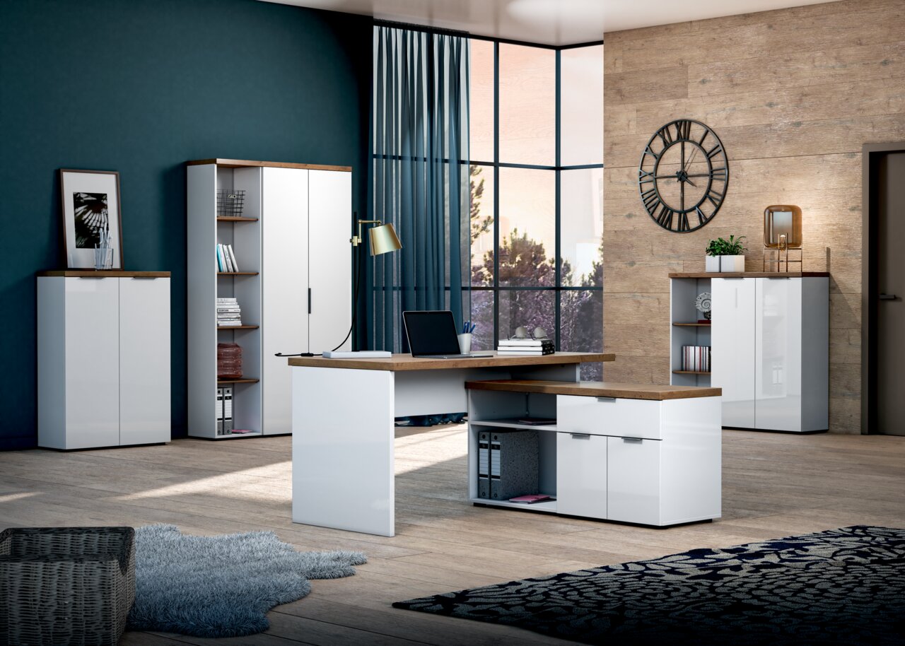 XORA Eckschreibtisch IDEA-OFFICE Moderner Büroraum mit Eckschreibtisch und mehreren Aktenschränken in einer stilvollen Umgebung, seitliche Perspektive.