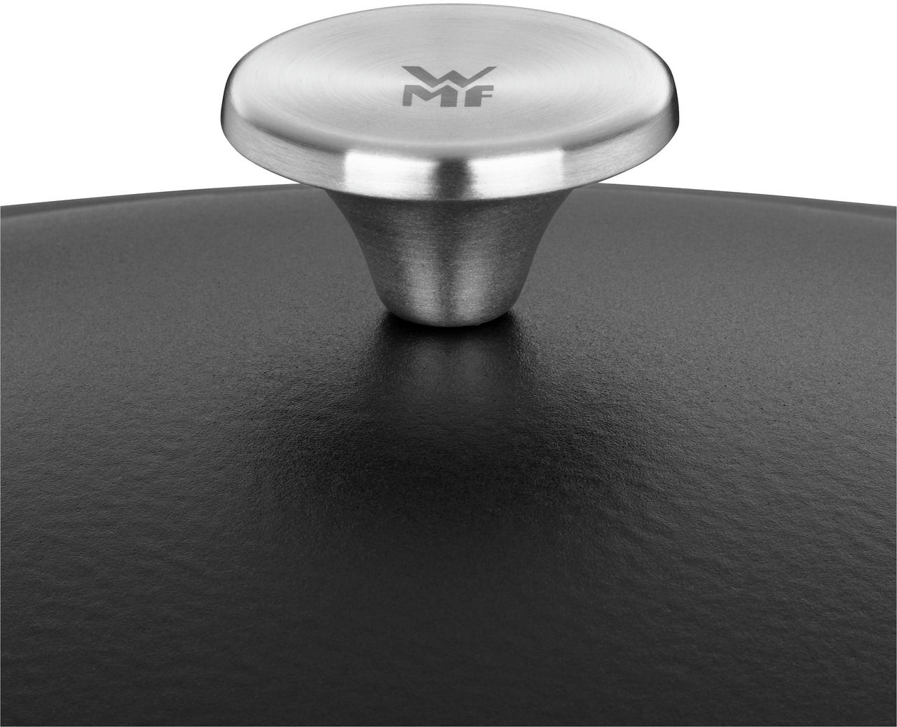 Nahaufnahme eines Bräters mit Gussdeckel, Fokus auf den Edelstahlknauf von oben.