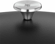 Nahaufnahme eines Bräters mit Gussdeckel, Fokus auf den Edelstahlknauf von oben.