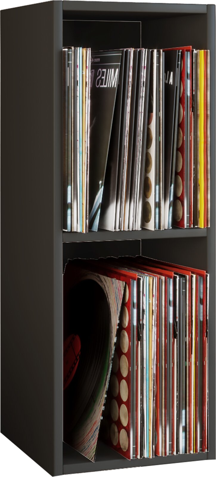 Schwarzes Regal zur Aufbewahrung von Schallplatten (Vinyl), gefüllt mit LPs, Frontansicht leicht schräg von links