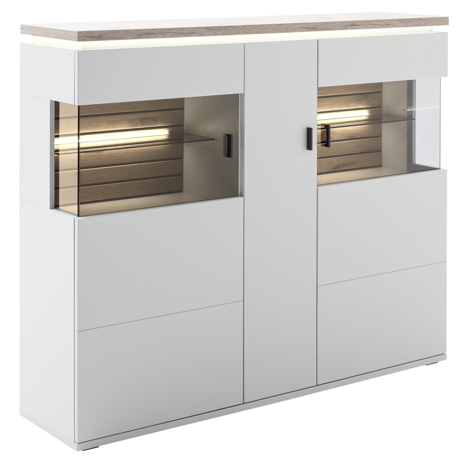 Moderne weiße Highboard-Vitrine mit Holzoptik-Deckplatte, zwei Glasvitrinenfächern mit LED-Beleuchtung und schwarzen Griffen, Ansicht schräg von vorne