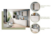 Moderne Küche mit schlichtem weißen Design, dekorativen offenen Fächern und LED-Leiste unter der Arbeitsplatte, seitliche Perspektive.