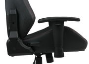 Seitenansicht eines Gaming-Stuhls mit verstellbarer Armlehne und ergonomischem Design.