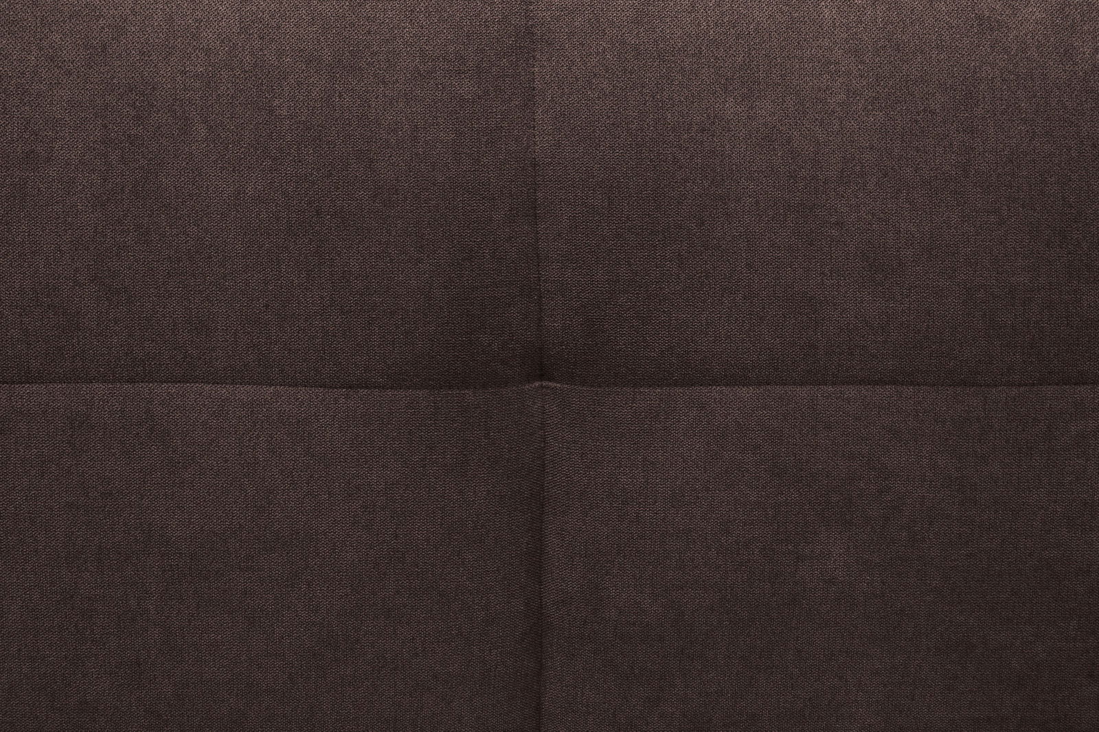 Nahaufnahme eines dunkelbraunen, gepolsterten Stoffes, vermutlich Teil eines Boxspringbetts, aus der Vorderansicht.