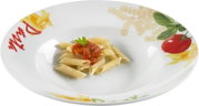 Pastateller mit buntem Design, von oben fotografiert, mit Penne und Tomatensauce dekoriert