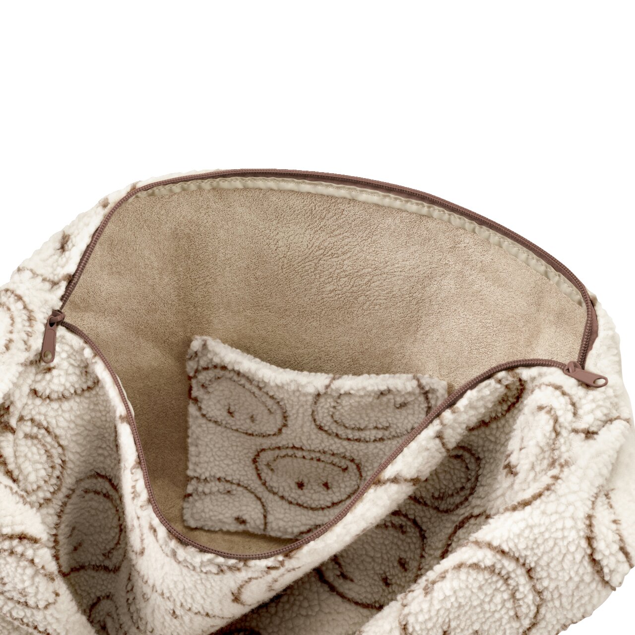 Draufsicht in eine geöffnete, flauschige Teddy-Fleece-Tasche mit braunem Muster, Reißverschluss und beigefarbenem Innenfutter vor weißem Hintergrund