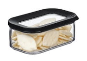 Rechteckige Vorratsdose Modula 425 ml mit schwarzem Deckel, gefüllt mit weißen Snacks, seitliche Perspektive