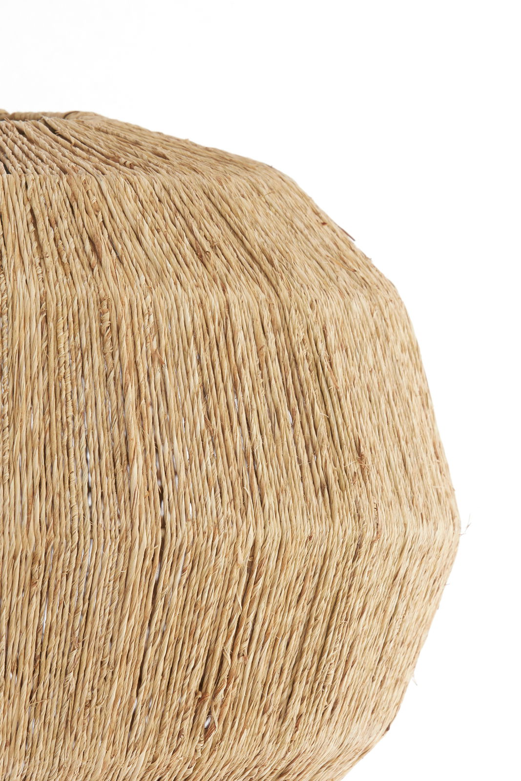 Nahaufnahme einer Hängeleuchte aus geflochtenem Naturmaterial, seitliche Perspektive