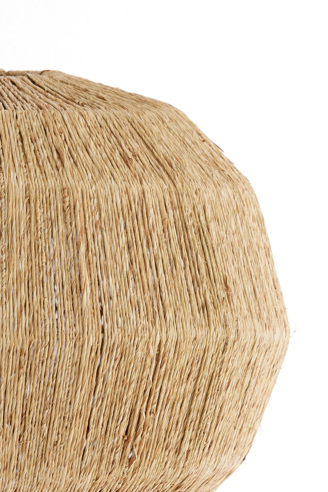 Nahaufnahme einer Hängeleuchte aus geflochtenem Naturmaterial, seitliche Perspektive