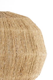 Nahaufnahme einer Hängeleuchte aus geflochtenem Naturmaterial, seitliche Perspektive