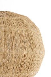 Nahaufnahme einer Hängeleuchte aus geflochtenem Naturmaterial, seitliche Perspektive