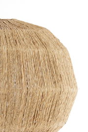 Nahaufnahme einer Hängeleuchte aus geflochtenem Naturmaterial, seitliche Perspektive