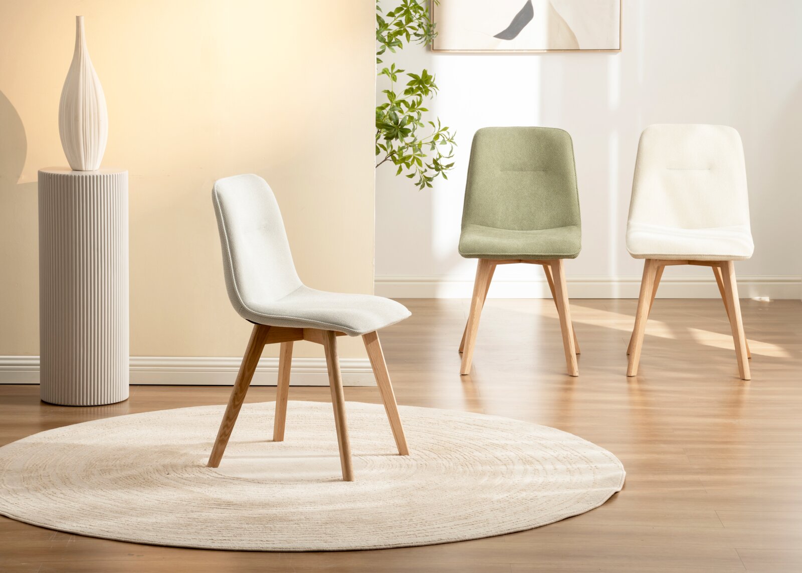 Drei moderne Stühle mit Holzbeinen, einer in der Mitte im Vordergrund in Weiß, die anderen zwei im Hintergrund in Grün und Weiß, auf einem hellen Teppich in einem stilvoll eingerichteten Raum.
