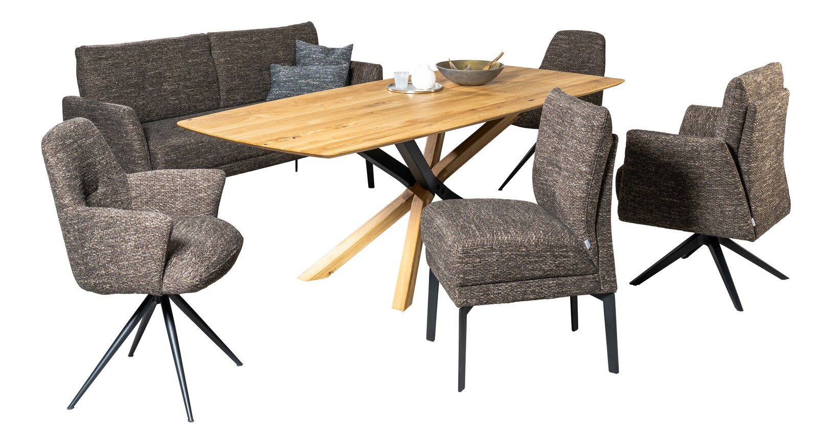 Moderner Esstisch aus Holz mit einzigartigem X-förmigem Gestell, umgeben von gepolsterten Stühlen in einer gemütlichen Esszimmerumgebung, seitliche Perspektive.