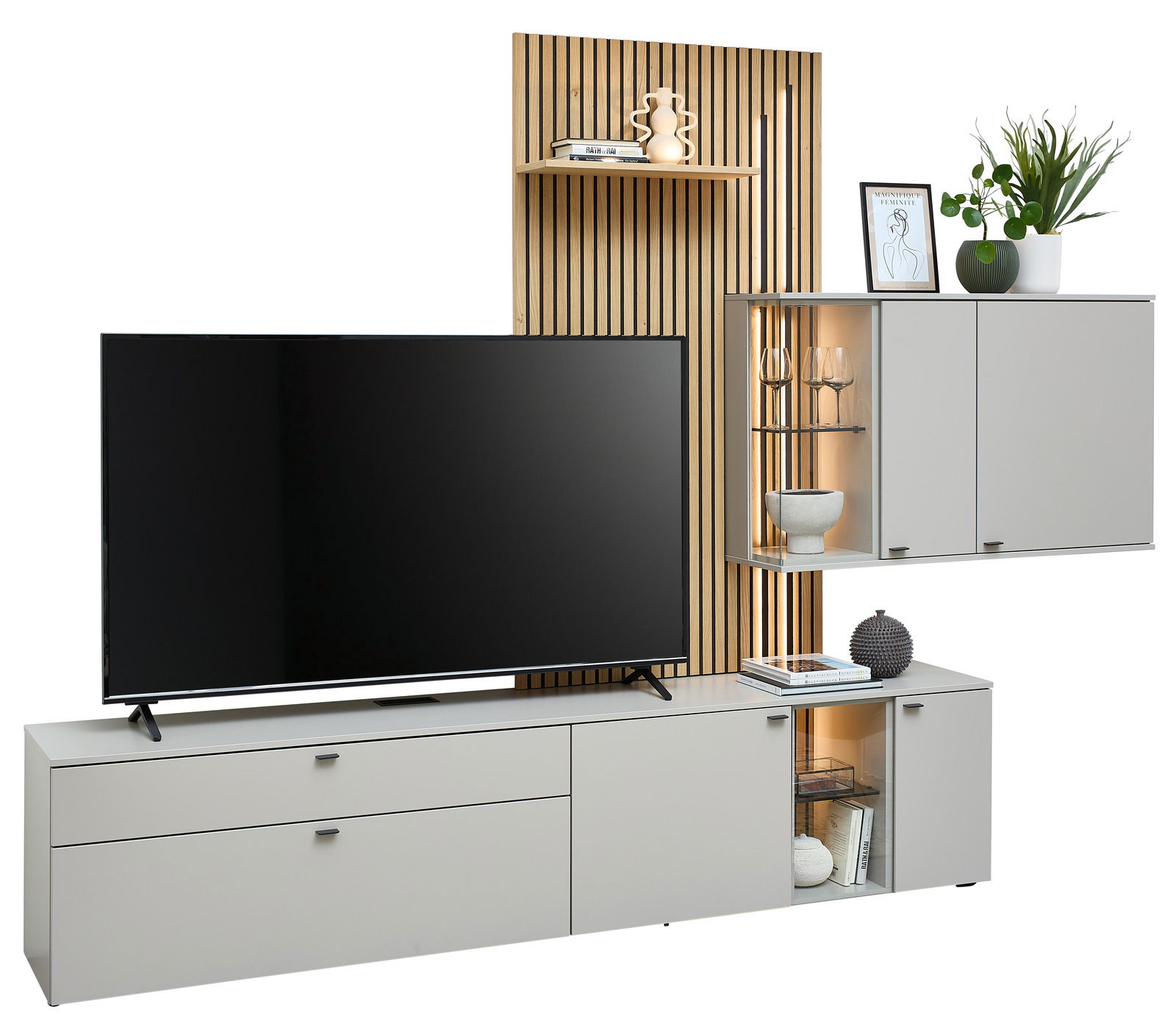 Venjakob Wandkombination VANYA Moderne Wandkombination mit grauem TV-Schrank, hölzernem Rückwandpaneel, schwebendem Regal und Hängeschrank, frontal betrachtet.