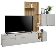 Moderne Wandkombination mit grauem TV-Schrank, hölzernem Rückwandpaneel, schwebendem Regal und Hängeschrank, frontal betrachtet.