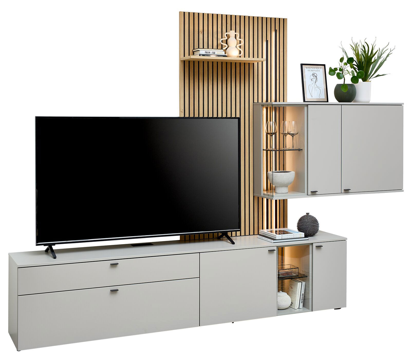 Moderne Wandkombination mit grauem TV-Schrank, hölzernem Rückwandpaneel, schwebendem Regal und Hängeschrank, frontal betrachtet.