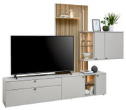 Moderne Wandkombination mit grauem TV-Schrank, hölzernem Rückwandpaneel, schwebendem Regal und Hängeschrank, frontal betrachtet.