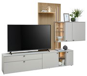 Moderne Wandkombination mit grauem TV-Schrank, hölzernem Rückwandpaneel, schwebendem Regal und Hängeschrank, frontal betrachtet.