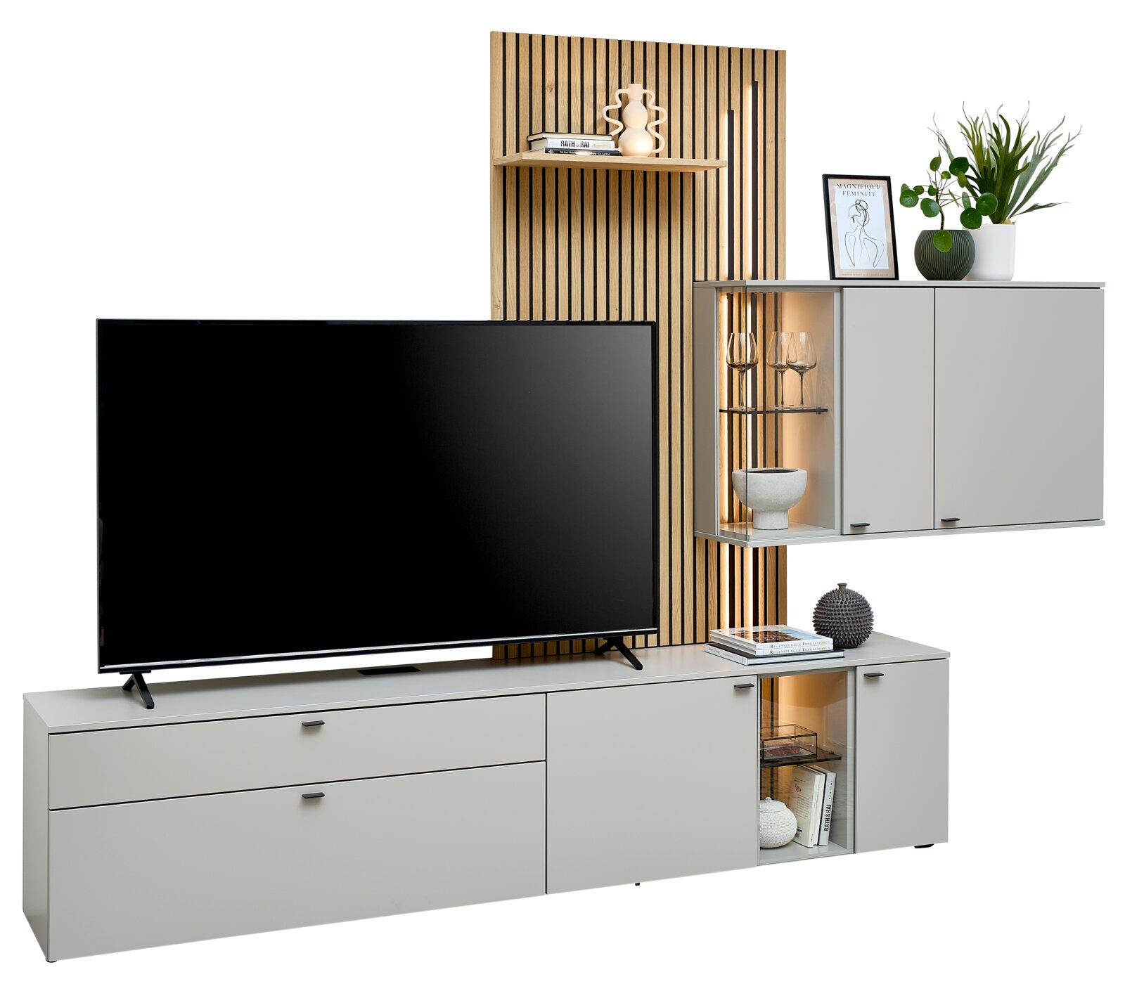 Moderne Wandkombination mit grauem TV-Schrank, hölzernem Rückwandpaneel, schwebendem Regal und Hängeschrank, frontal betrachtet.