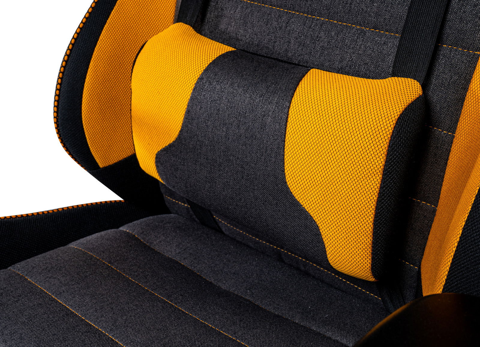 Nahaufnahme eines Gaming-Stuhls mit schwarz-gelbem Design und ergonomischer Rückenlehne.