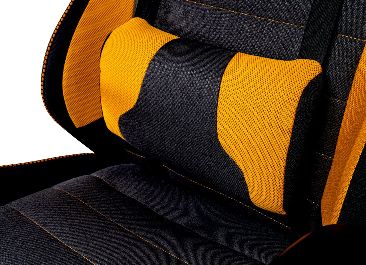 Close-up van een gamingstoel met een zwart-geel ontwerp en een ergonomische rugleuning.