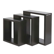 Dreiteiliges Set schwarzer, rechteckiger Metall-Präsentationsständer in unterschiedlichen Höhen, ineinander geschoben, Ansicht schräg von vorn auf weißem Hintergrund.