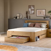 Modernes Holzbett in Eiche-Optik mit Kopfteil und ausziehbarem Bettkasten/Schublade, im Schlafzimmer-Setting; Perspektive: frontale 3/4-Ansicht von links auf das Bett.