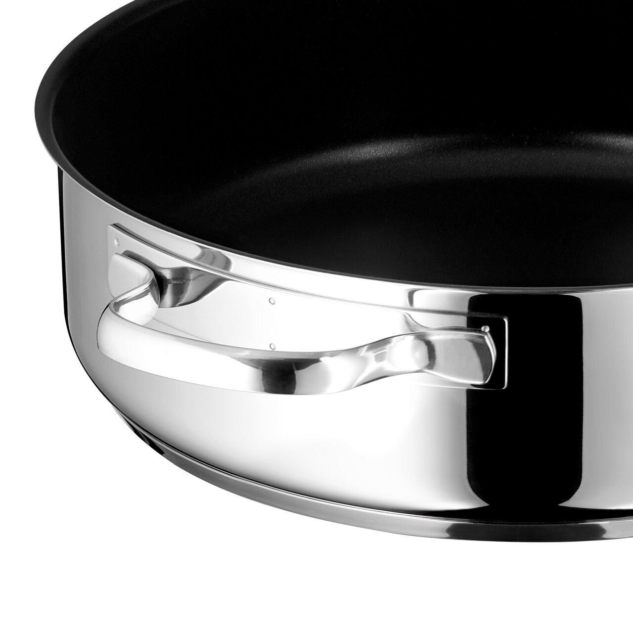 Nahaufnahme einer glänzenden Servierschmorpfanne aus Edelstahl mit Griff, seitliche Perspektive.