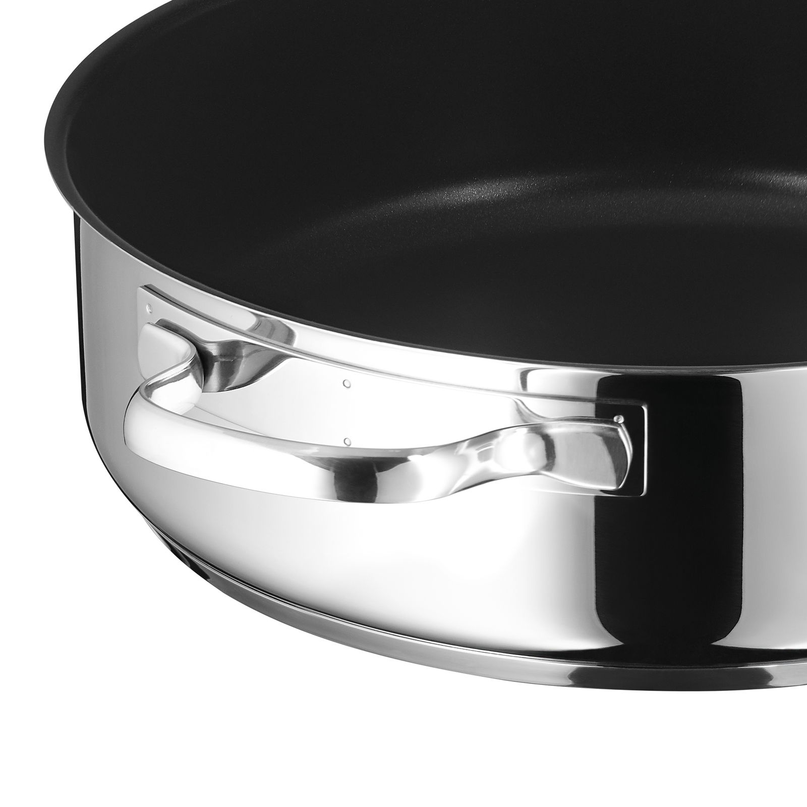 Nahaufnahme einer glänzenden Servierschmorpfanne aus Edelstahl mit Griff, seitliche Perspektive.