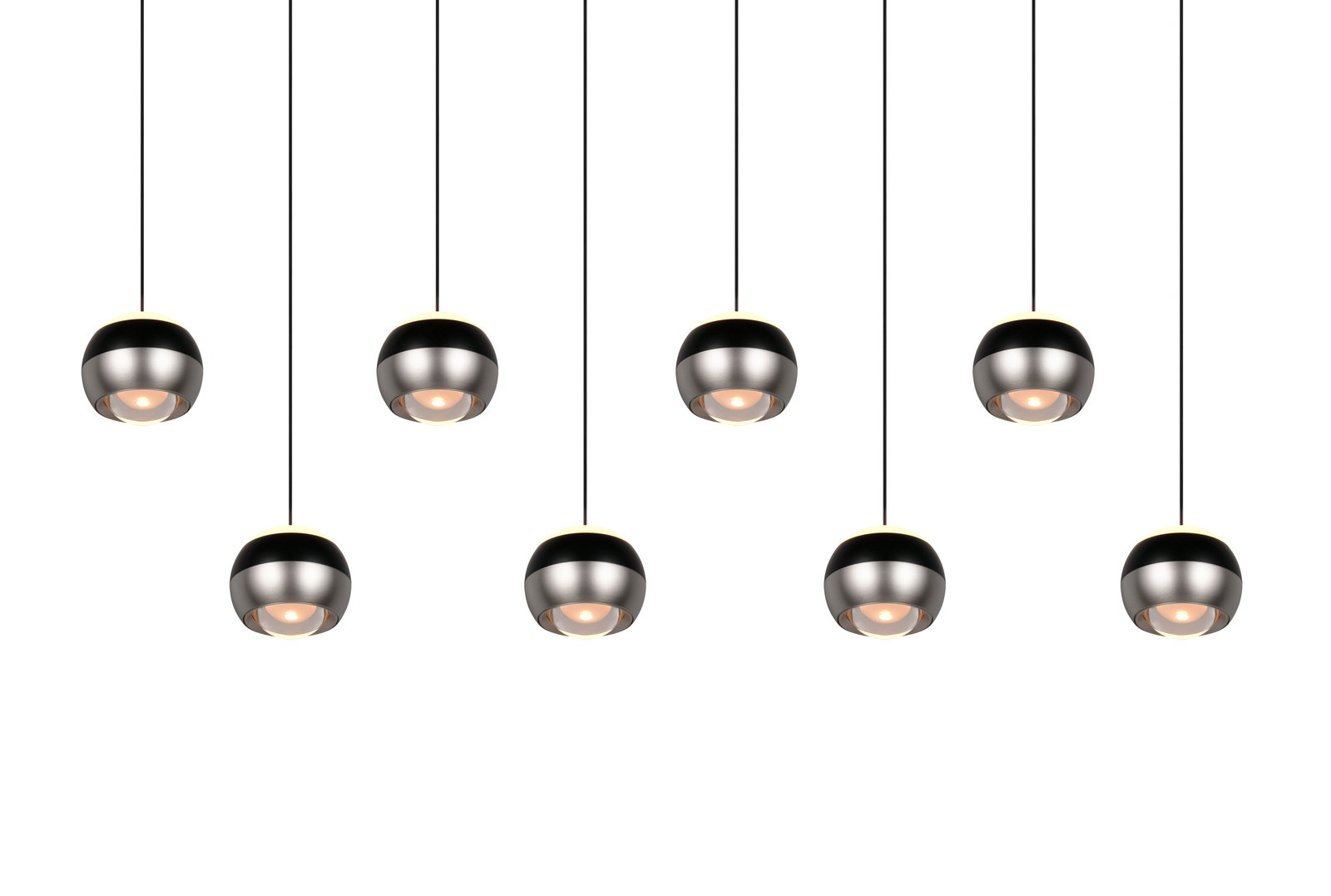 Moderne Pendelleuchte mit acht kugelförmigen, metallischen Lampenschirmen, von der Seite betrachtet.