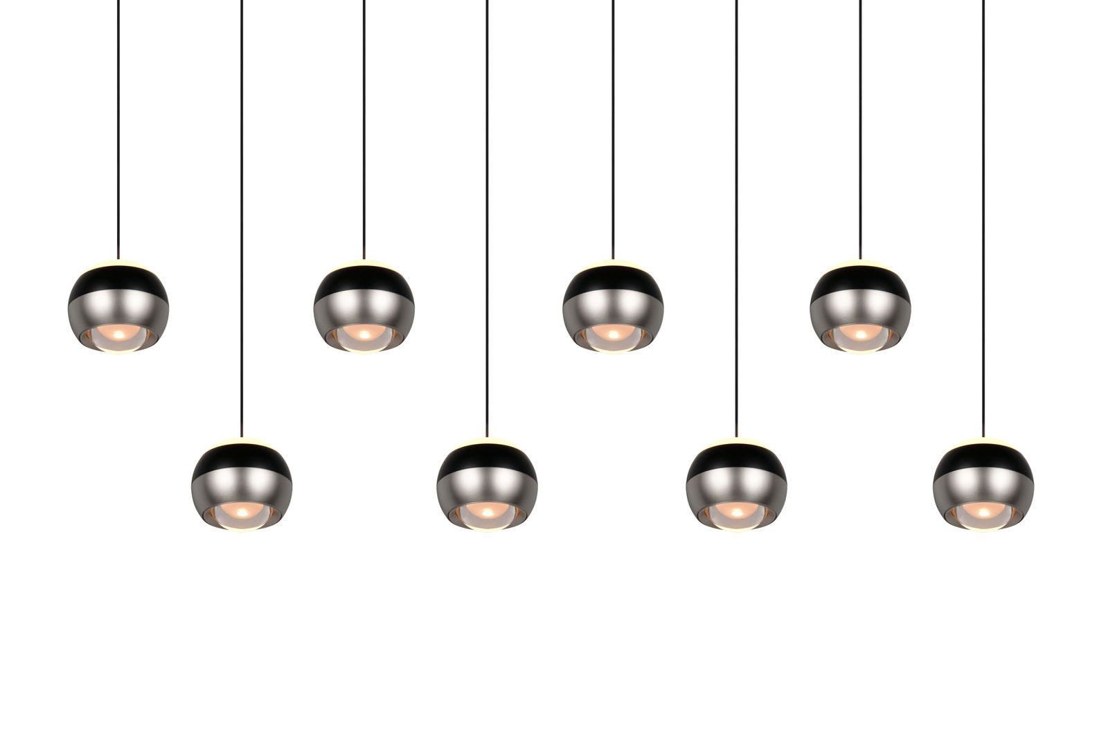 Moderne Pendelleuchte mit acht kugelförmigen, metallischen Lampenschirmen, von der Seite betrachtet.