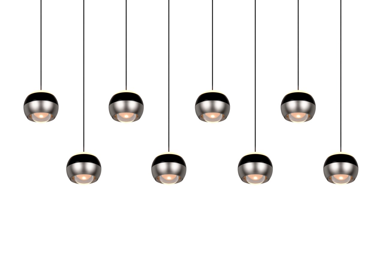 Moderne hanglamp met acht bolvormige, metalen lampenkappen, gezien vanaf de zijkant.