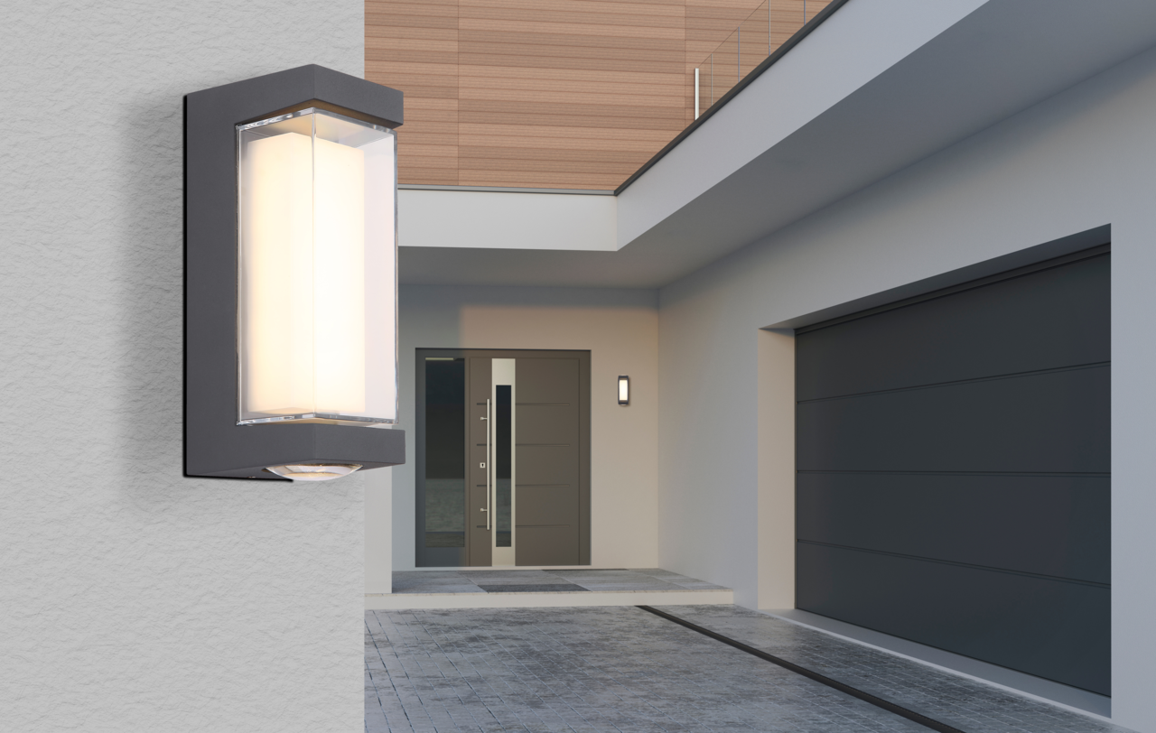 Moderne LED-Außenwandleuchte an einer Hauswand, seitliche Perspektive