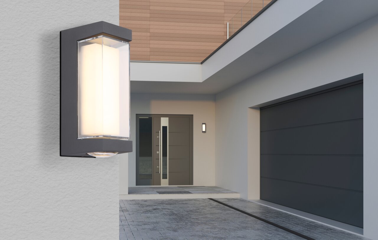 Moderne LED-Außenwandleuchte an einer Hauswand, seitliche Perspektive