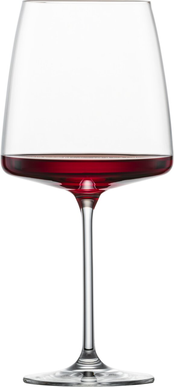 Weinglas mit rotem Wein, seitliche Ansicht