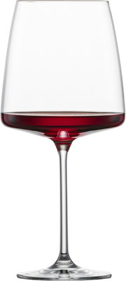 Weinglas mit rotem Wein, seitliche Ansicht
