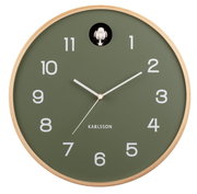 Runde Wanduhr von KARLSSON mit grünem Zifferblatt, weißen Zahlen und Zeigern, sowie einem Kuckuck oben. Frontalansicht.