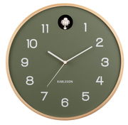 Runde Wanduhr von KARLSSON mit grünem Zifferblatt, weißen Zahlen und Zeigern, sowie einem Kuckuck oben. Frontalansicht.